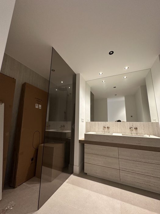 Dormitorio y baño terminados en un piso de lujo en Sierra Blanca, Marbella