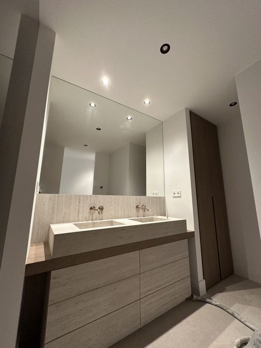 Dormitorio y baño terminados en un piso de lujo en Sierra Blanca, Marbella