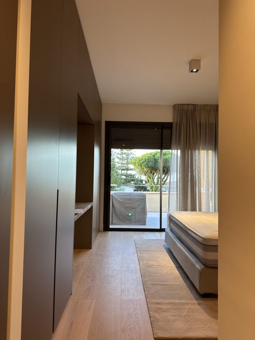 Dormitorio y baño terminados en un piso de lujo en Sierra Blanca, Marbella