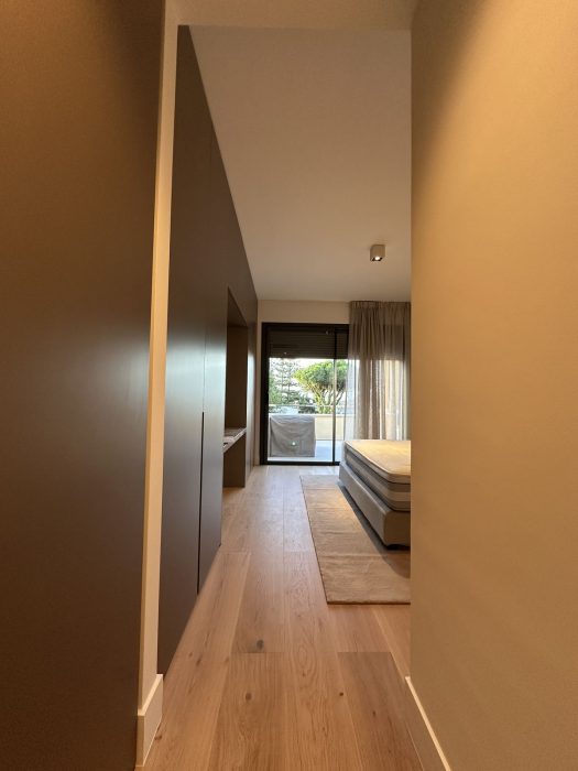 Dormitorio y baño terminados en un piso de lujo en Sierra Blanca, Marbella