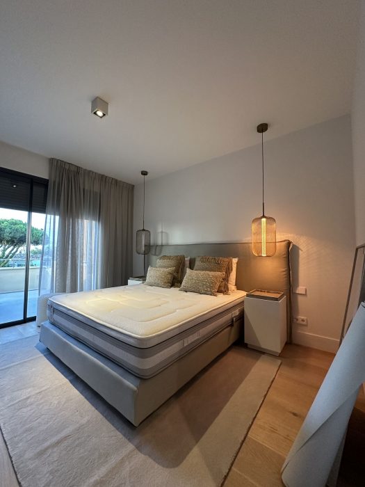 Dormitorio y baño terminados en un piso de lujo en Sierra Blanca, Marbella