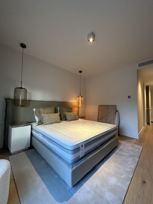 Dormitorio y baño terminados en un piso de lujo en Sierra Blanca, Marbella