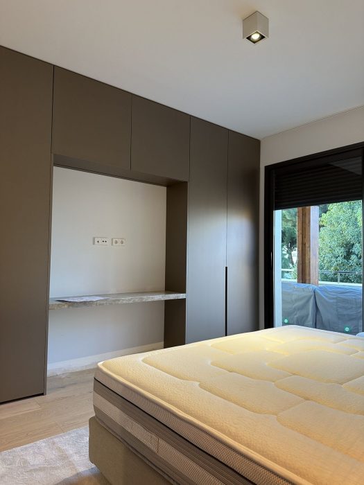 Dormitorio y baño terminados en un piso de lujo en Sierra Blanca, Marbella