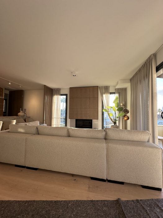 Dormitorio y baño terminados en un piso de lujo en Sierra Blanca, Marbella