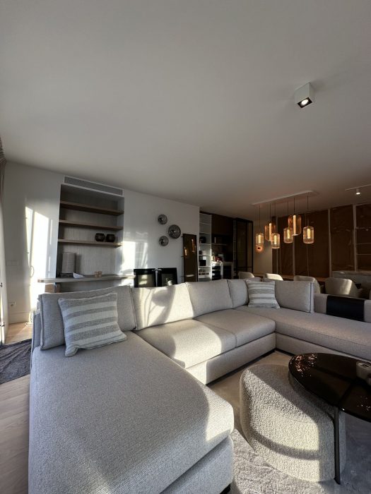 Dormitorio y baño terminados en un piso de lujo en Sierra Blanca, Marbella