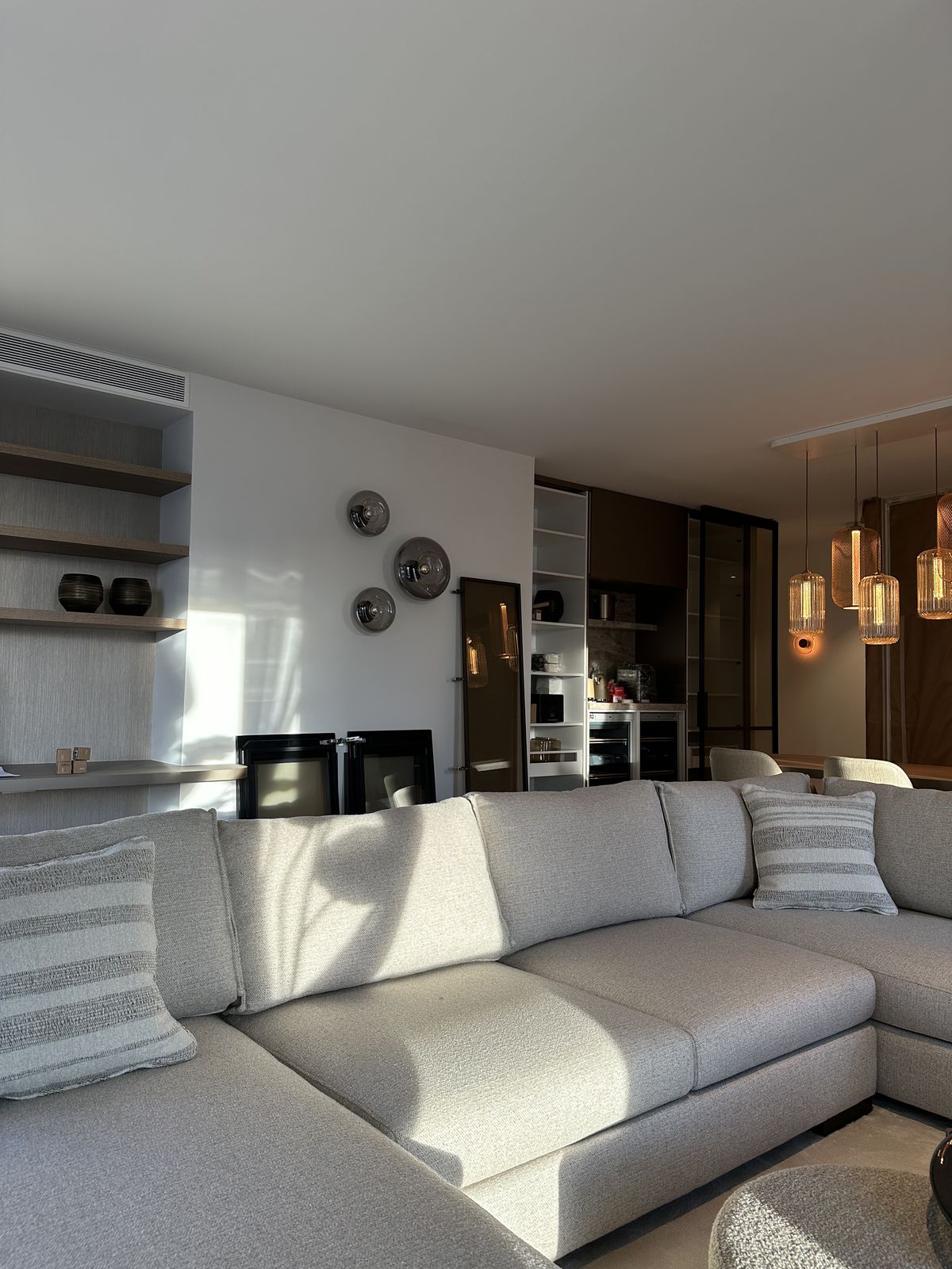 Dormitorio y baño terminados en un piso de lujo en Sierra Blanca, Marbella