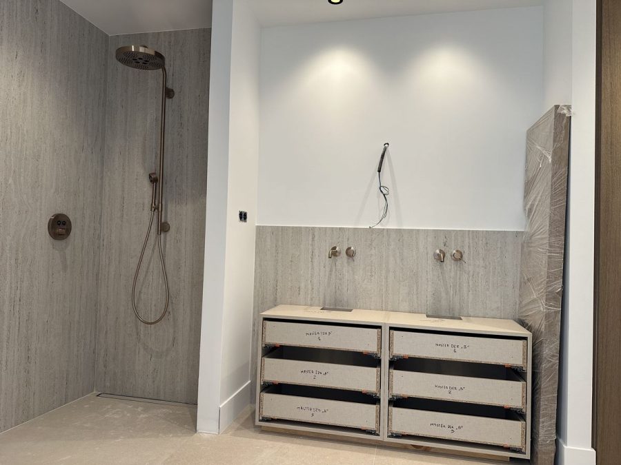 Baño de travertino terminado en un piso de lujo en Sierra Blanca