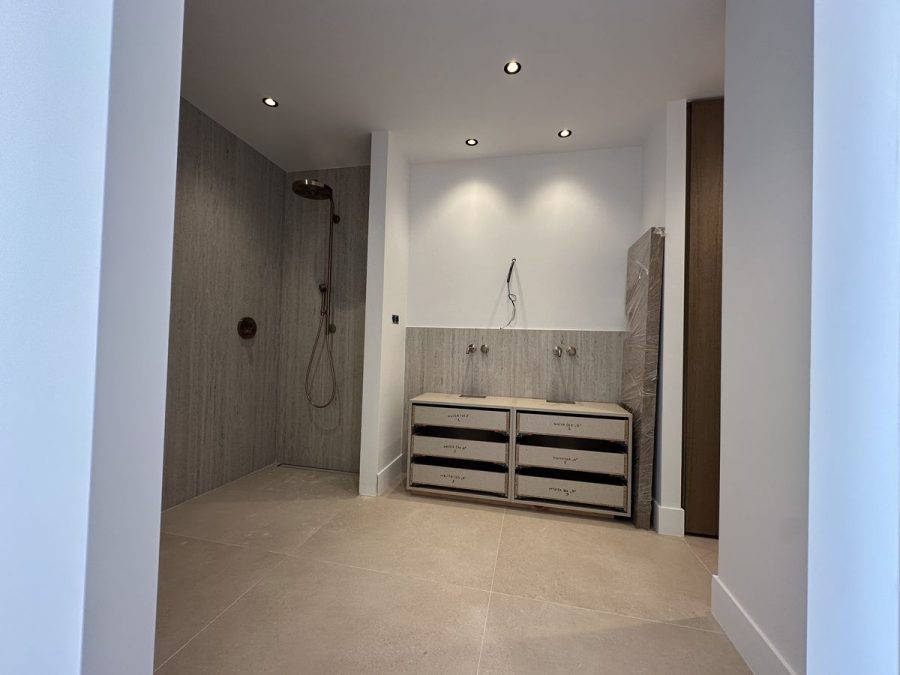 Baño de travertino terminado en un piso de lujo en Sierra Blanca