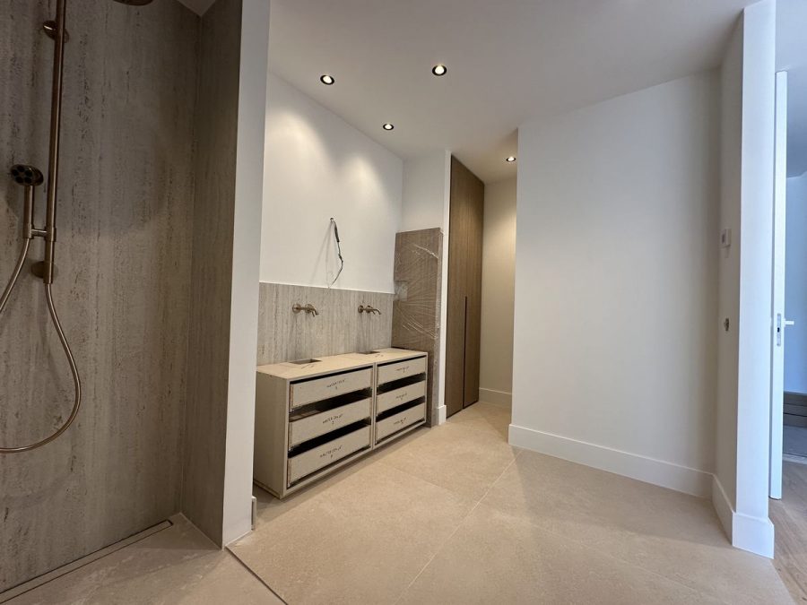 Baño de travertino terminado en un piso de lujo en Sierra Blanca