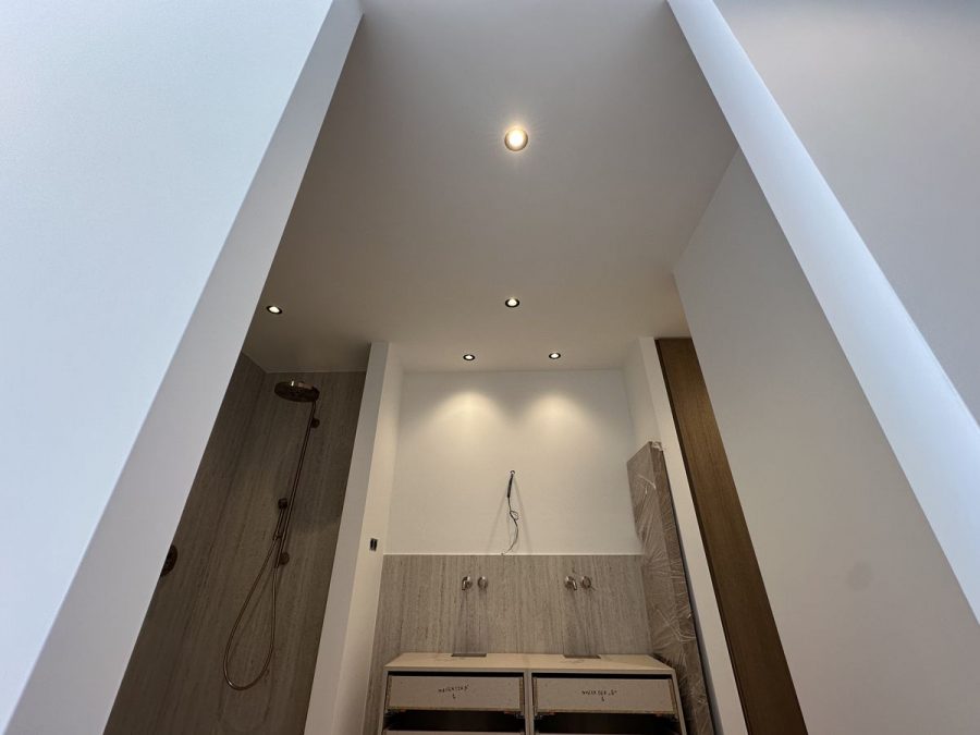 Baño de travertino terminado en un piso de lujo en Sierra Blanca