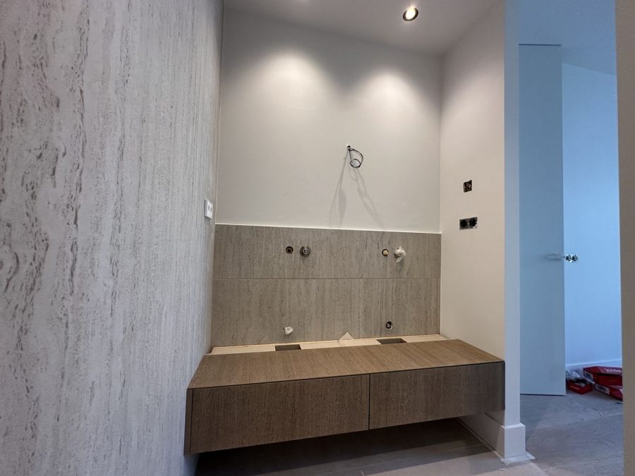 Baño de travertino terminado en un piso de lujo en Sierra Blanca