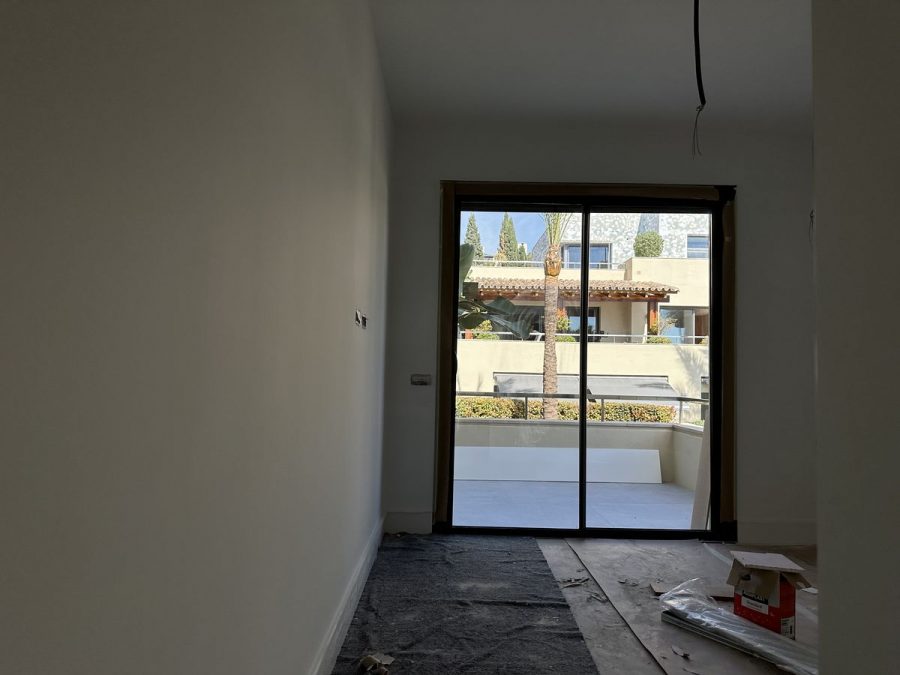 Estancia de la pintura interior de lujo con el color dado y el suelo todavía protegido