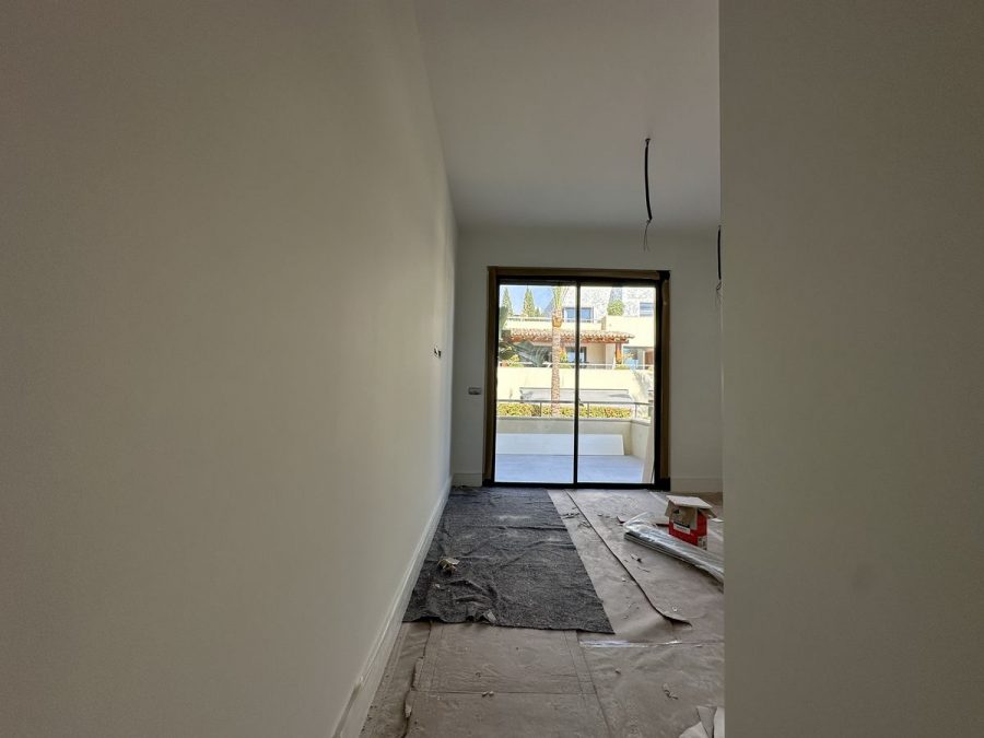 Estancia de la pintura interior de lujo con el color dado y el suelo todavía protegido