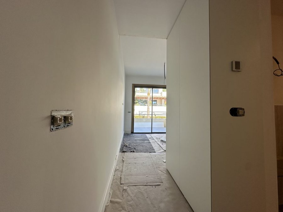 Estancia de la pintura interior de lujo con el color dado y el suelo todavía protegido