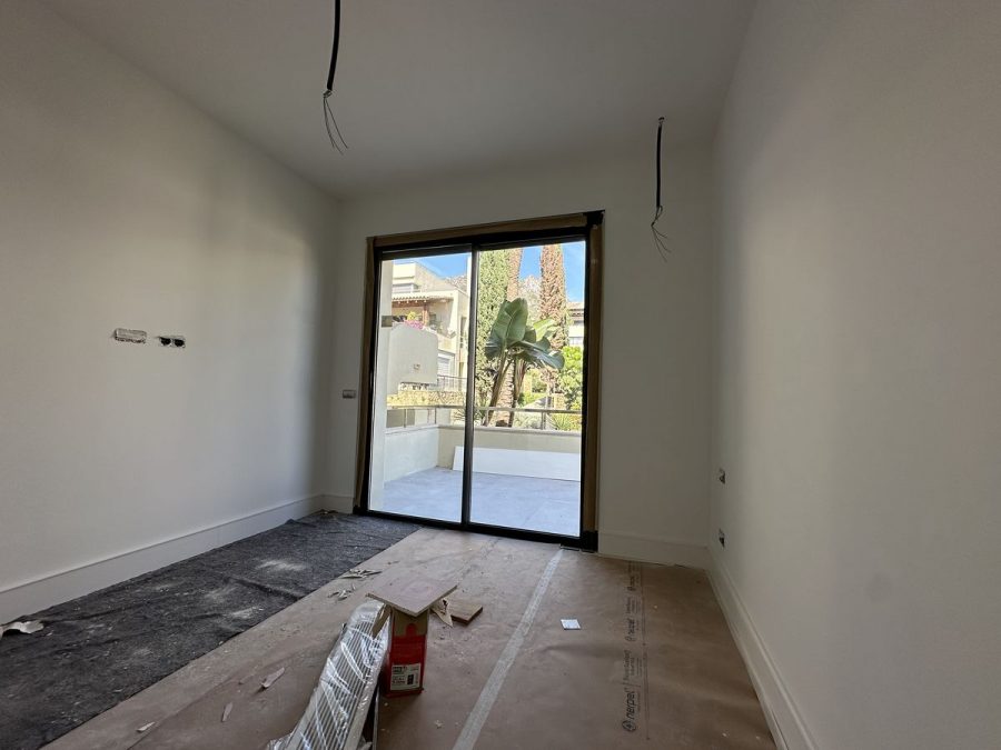 Estancia de la pintura interior de lujo con el color dado y el suelo todavía protegido