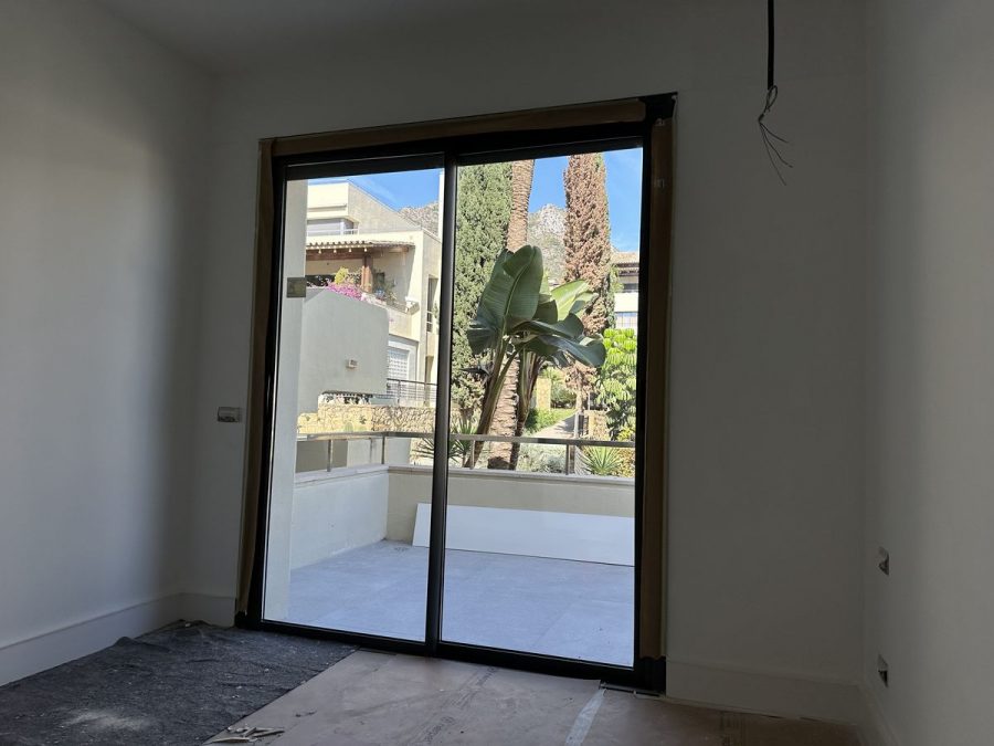 Estancia de la pintura interior de lujo con el color dado y el suelo todavía protegido
