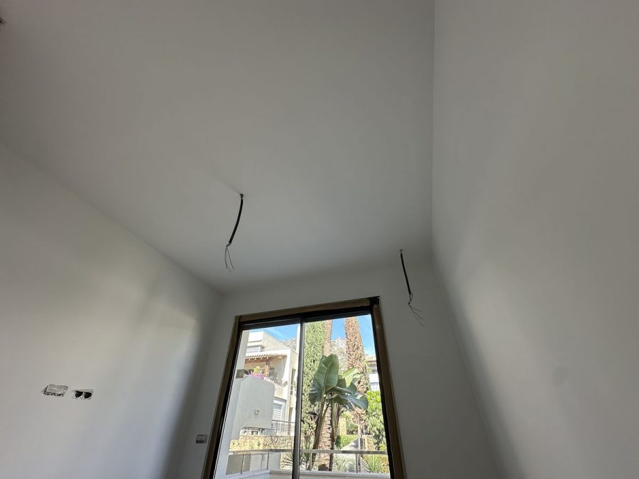 Estancia de la pintura interior de lujo con el color dado y el suelo todavía protegido