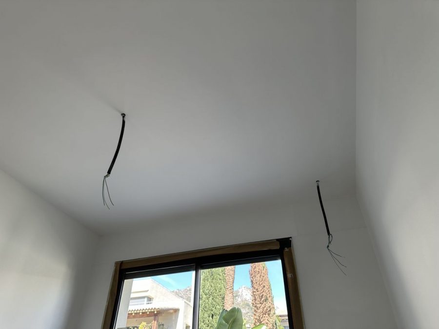 Estancia de la pintura interior de lujo con el color dado y el suelo todavía protegido