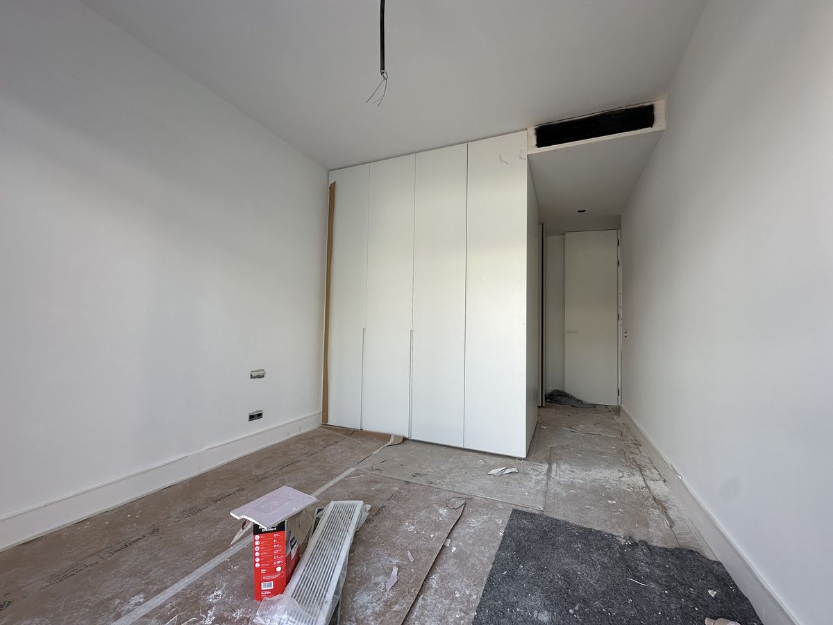 Estancia de la pintura interior de lujo con el color dado y el suelo todavía protegido