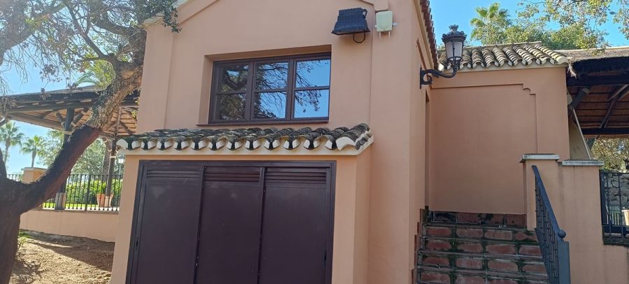 Exterior de la villa en Marbella antes de la renovación de pintura