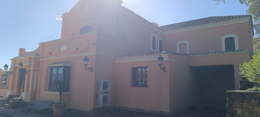Exterior de la villa en Marbella antes de la renovación de pintura