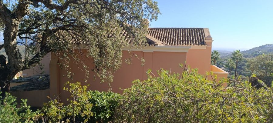 Exterior de la villa en Marbella antes de la renovación de pintura