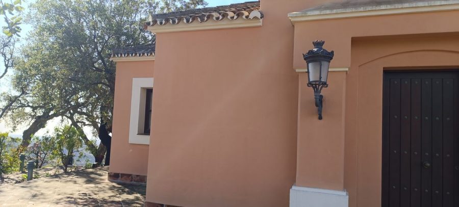 Exterior de la villa en Marbella antes de la renovación de pintura