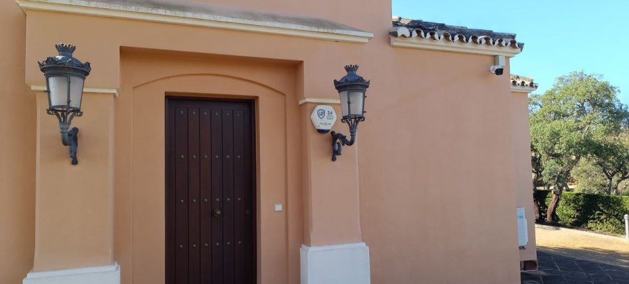 Exterior de la villa en Marbella antes de la renovación de pintura