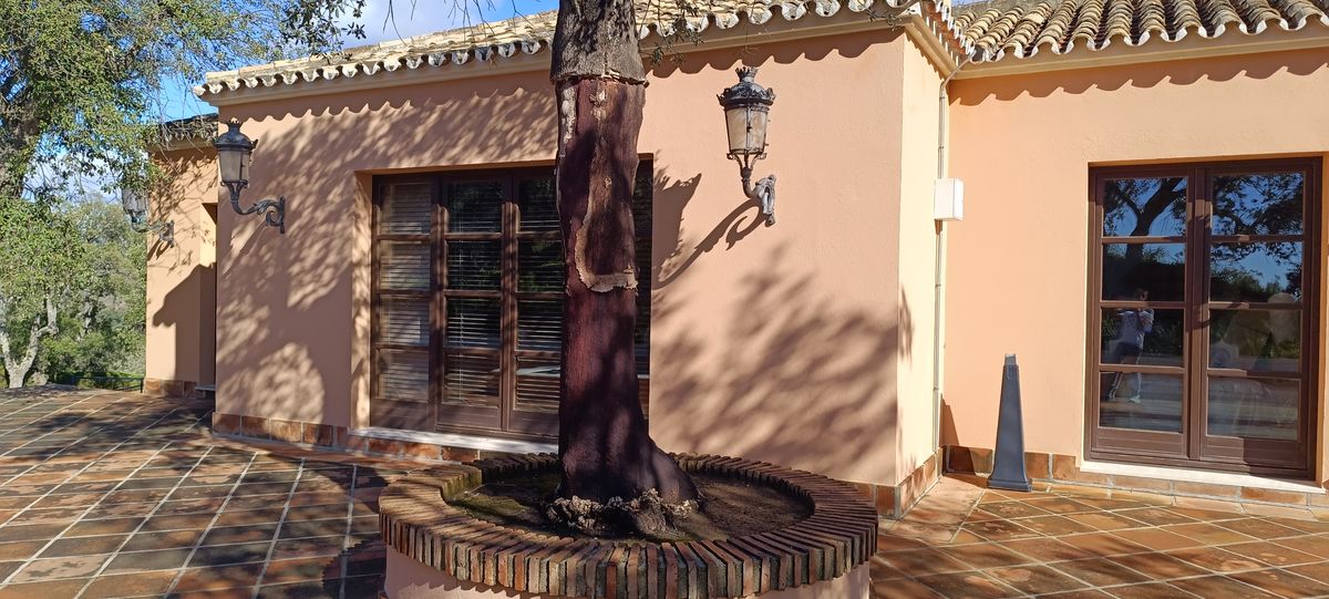 Exterior de la villa en Marbella antes de la renovación de pintura