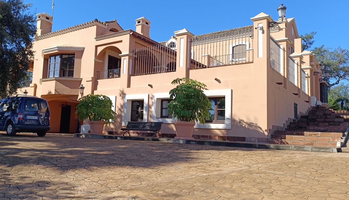Exterior de la villa en Marbella antes de la renovación de pintura