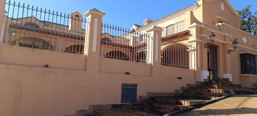 Exterior de la villa en Marbella antes de la renovación de pintura