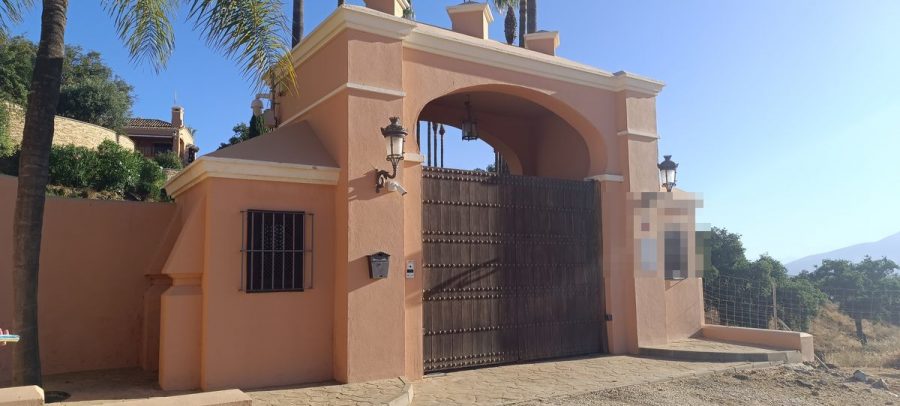 Exterior de la villa en Marbella antes de la renovación de pintura