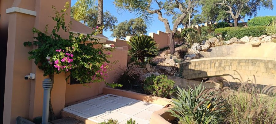 Exterior de la villa en Marbella antes de la renovación de pintura
