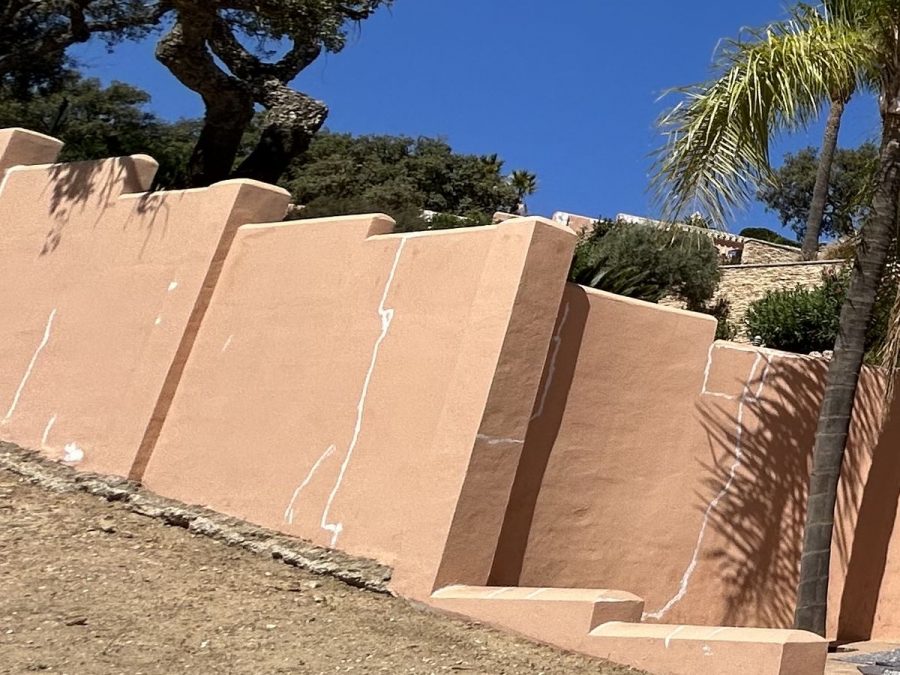 Muros y portón de la villa durante el tratamiento de las fisuras