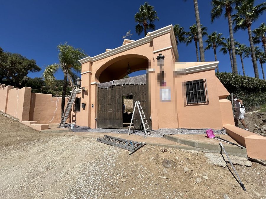 Muros y portón de la villa durante el tratamiento de las fisuras