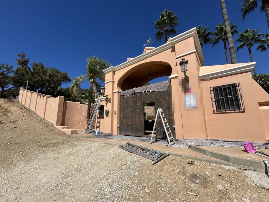 Muros y portón de la villa durante el tratamiento de las fisuras