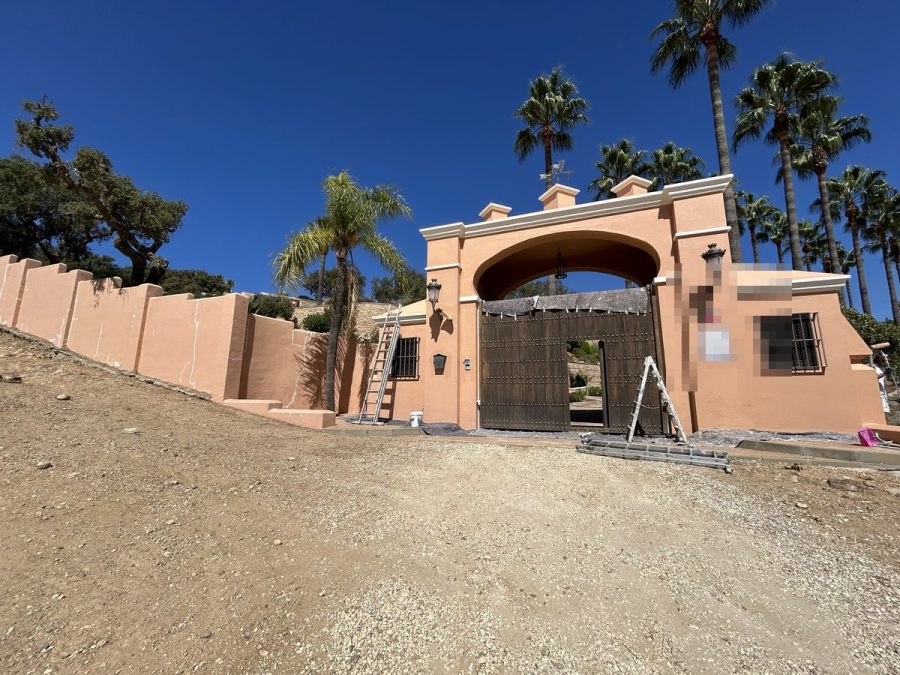 Muros y portón de la villa durante el tratamiento de las fisuras
