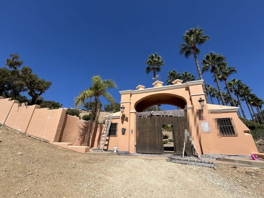 Muros y portón de la villa durante el tratamiento de las fisuras