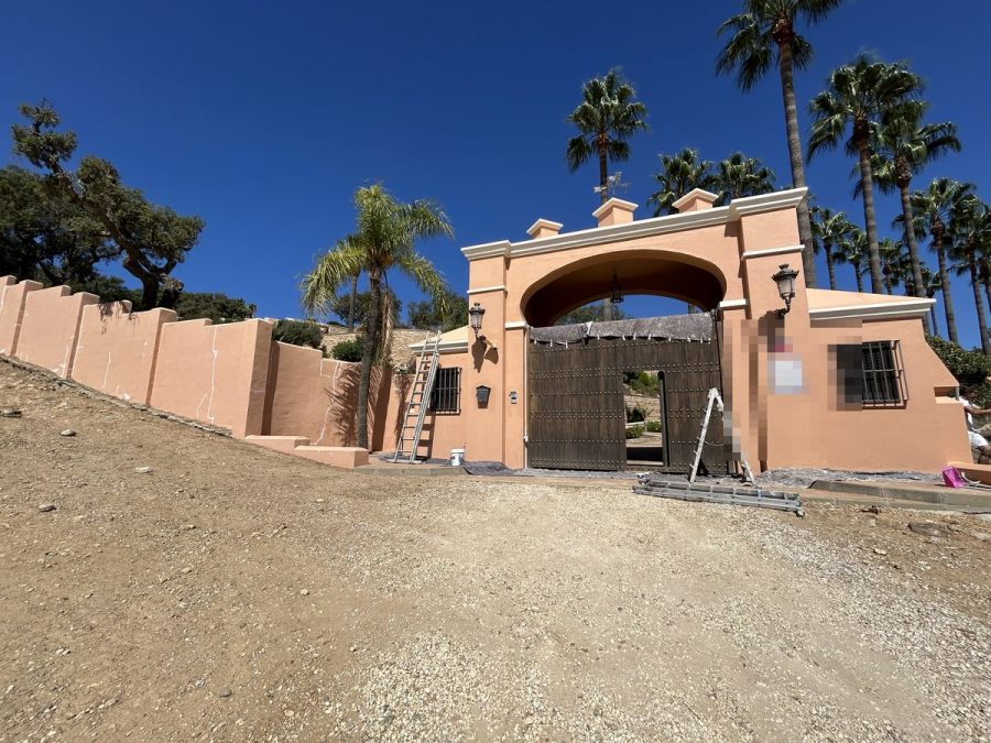 Muros y portón de la villa durante el tratamiento de las fisuras