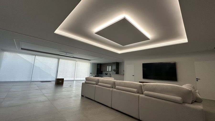 Villa de obra nueva con la pintura terminada