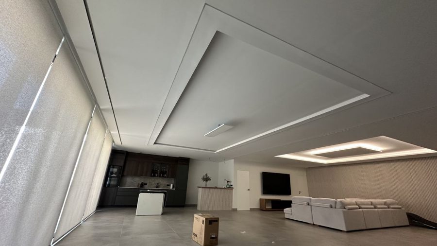 Villa de obra nueva con la pintura terminada