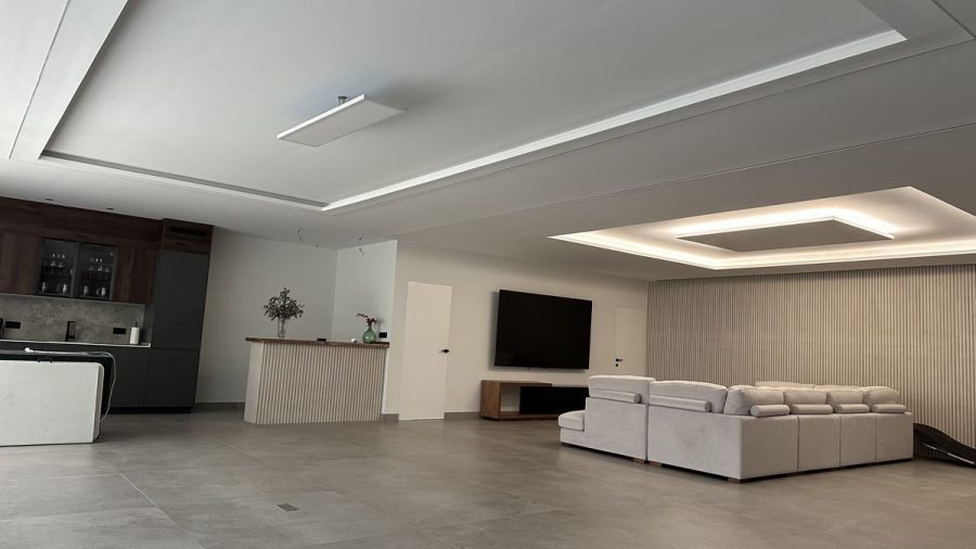 Villa de obra nueva con la pintura terminada