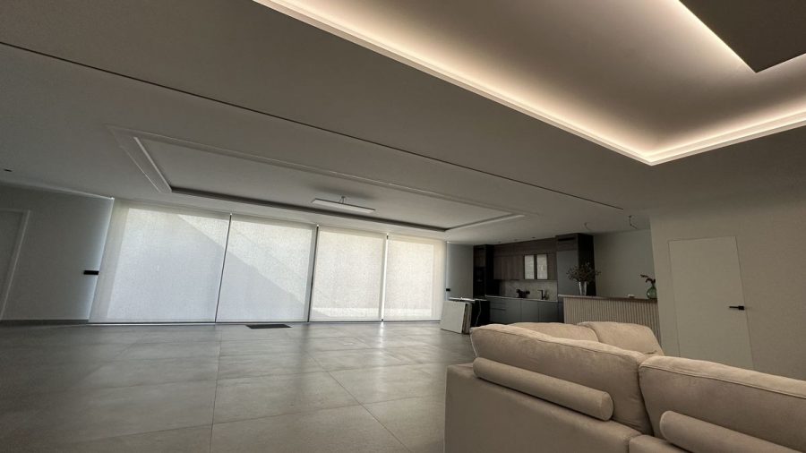 Villa de obra nueva con la pintura terminada