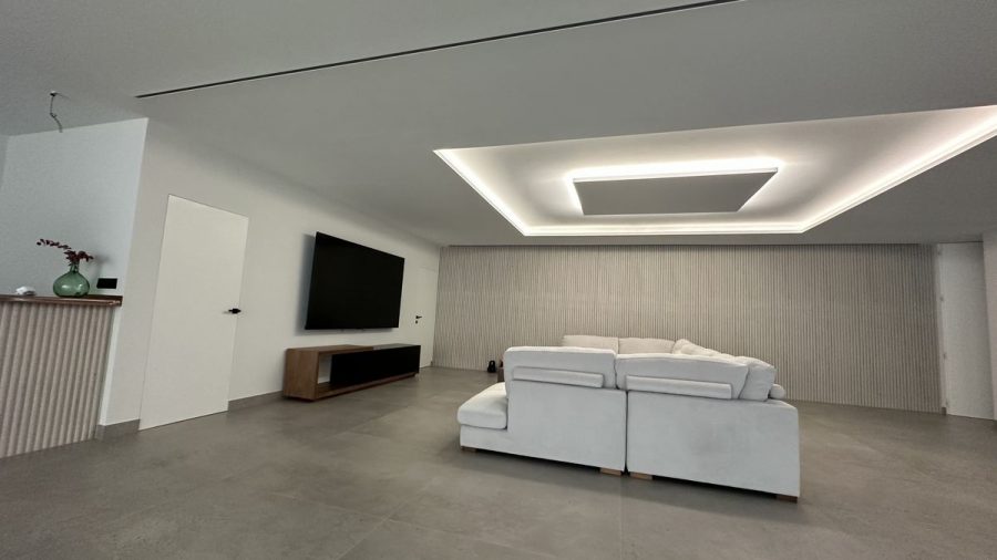 Villa de obra nueva con la pintura terminada