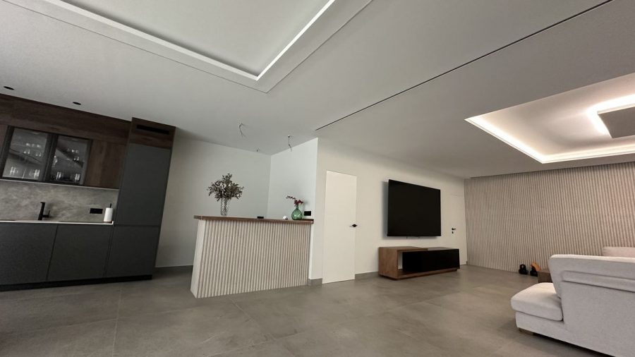 Villa de obra nueva con la pintura terminada
