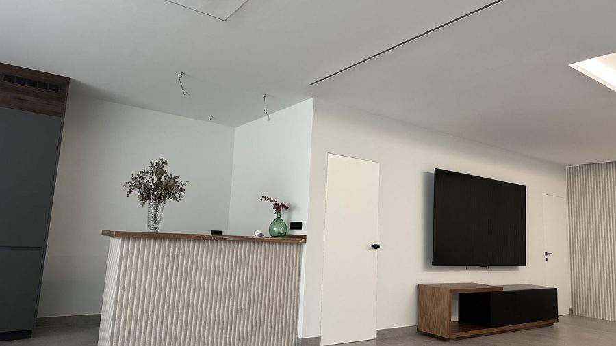 Villa de obra nueva con la pintura terminada