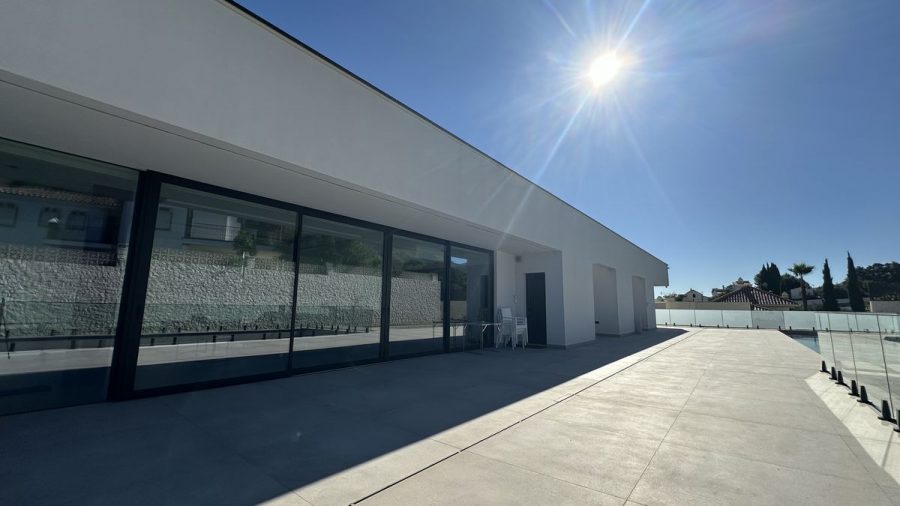 Villa de obra nueva con la pintura terminada