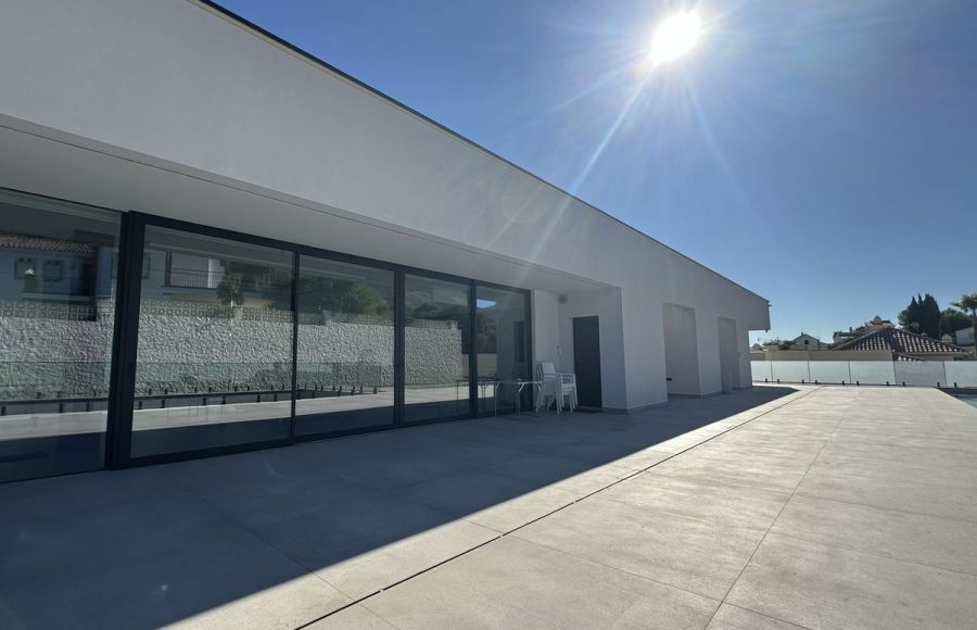 Villa de obra nueva con la pintura terminada