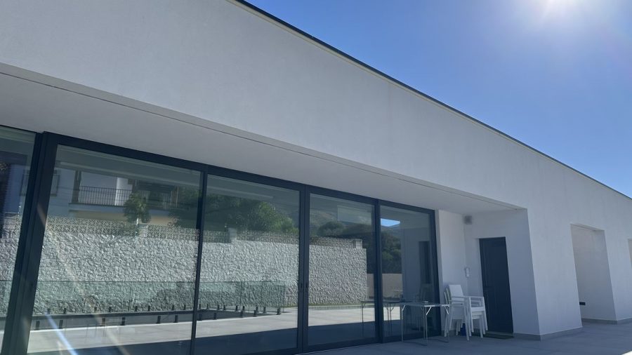 Villa de obra nueva con la pintura terminada