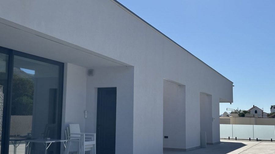 Villa de obra nueva con la pintura terminada